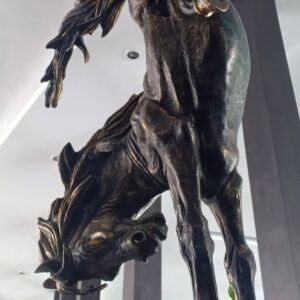 Mohammed Marouazi Instagram - Deux sculptures en bronze . Une a l'aéroport Mohammed v et l'autre au golf royale dar es salaam. Ya salaam . pure chef d'oeuvre.  Bonjour Mon Maroc .
