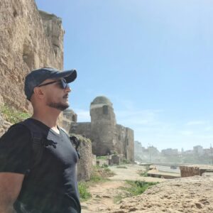 Mohammed Marouazi Instagram - Actuellement, sous le charme de cette ville inspirante et envoûtante.... Larache qui cache et se cache derrière ses mûrs malheureusement délaissés au gré du vent #shlomomovie #larache