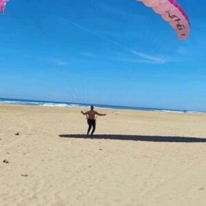Mohammed Marouazi Instagram - مدابز مع الريح فالعرايش 🫣😁.... شاطىء ميامي.
 زوروا العرايش، مدينة  جميلة و مريحة.
#clubroyaleparamoteurmaroc