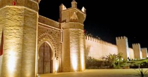 Mohammed Marouazi Instagram - Chellah.... Majestueuse et Magnifique ..... Une marche nocturne autour des remparts magnifiquement préparer pour ça.  A ne pas rater. 
#rabatmorocco 
#maroc🇲🇦🇲🇦 #architecture 
#lumineux