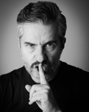 Moisés Arizmendi Instagram - La interpretación de un personaje va más allá de aprender líneas y adoptar una postura física en el escenario; implica explorar la profundidad del personaje, conectar con sus emociones más íntimas y transformarse físicamente para darle vida de manera auténtica.
Gracias querido Moi por confiar y aventarte a jugar!!!
Que rica sesión!!! Va la primera tanda!! Jajaja 
🎭 @moiarizmendi 
📷 @lgarciafoto