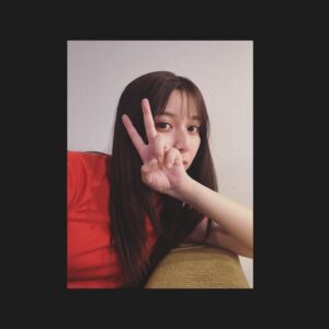 Moka Kamishiraishi Instagram - お久しぶりです。最近眉毛のかたちを褒められることが多くてうれしいわたしです。あといい音楽をたくさん知れていて、新たな音楽に出会うことは、新たな目を手に入れるみたいなことだなあとワクワクしているこの頃です。

いろんなことが水面下で動き出していて、はやくお知らせしたい〜。日に日に暑くなる一方なので、お水を飲んで一緒に頑張りましょうねえ。

ひさびさに連絡を取ったともだちに、げんき❕と送った写真