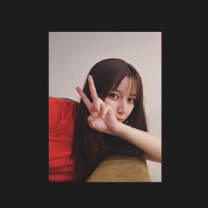 Moka Kamishiraishi Instagram - お久しぶりです。最近眉毛のかたちを褒められることが多くてうれしいわたしです。あといい音楽をたくさん知れていて、新たな音楽に出会うことは、新たな目を手に入れるみたいなことだなあとワクワクしているこの頃です。

いろんなことが水面下で動き出していて、はやくお知らせしたい〜。日に日に暑くなる一方なので、お水を飲んで一緒に頑張りましょうねえ。

ひさびさに連絡を取ったともだちに、げんき❕と送った写真