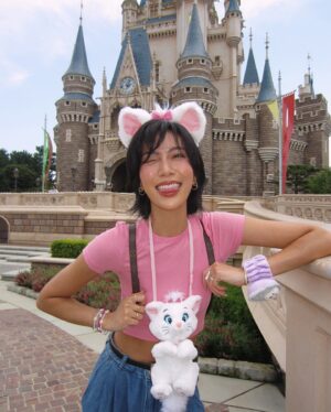 Molly Chiang Instagram - Back to my favorite place 🩷👯‍♀️🏰
-
我只能說現在可以發20張真的太爽了！！！
來迪士尼的照片真的不可能只是發10張耶！！！
與我的Sister @aaron77926 回到我最愛的地方！！！
我今天是瑪莉貓🩷
小安是恐龍泡泡龍？😂

但這次的重點不是DisneyLand
是明天要去的迪士尼海洋 !!!!!!
因為我們終於買到了假期套票（痛哭）
我終於可以去新園區《夢幻泉鄉》了！！！
但假期套票第一天一定要來樂園先玩😂
是住在迪士尼兩天一夜的行程
所以今天的樂園只是過場（？）

欸重點是今天的迪士尼樂園是我有史以來來過人潮最少的🤣
因為全世界的人都去迪士尼海洋了
真的人少到離譜那種耶
可想而知明天海洋會有多少人😳

我想今晚會興奮到睡不著了
我告訴你們
為了新園區
我的穿搭真的非常Ready!!!!!
史上最Ready 那種
沒在開玩笑那種
而且細節非常多🤣
我好期待！！！！！！
我真的好期待！！！！！
有感受到我興奮跟期待嗎？😂

我覺得長髮公主的設施我一定會玩到哭
那個天燈！！！！
OMG 你們懂吧！！！！！
我真的好期待！！！！！

P.S. 今日在樂園達成茉莉公主給我飛吻人生已圓滿
然後有在看懂第五張照片是壞母后跟灰姑娘嗎？😏