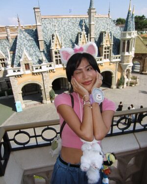 Molly Chiang Instagram - Back to my favorite place 🩷👯‍♀️🏰
-
我只能說現在可以發20張真的太爽了！！！
來迪士尼的照片真的不可能只是發10張耶！！！
與我的Sister @aaron77926 回到我最愛的地方！！！
我今天是瑪莉貓🩷
小安是恐龍泡泡龍？😂

但這次的重點不是DisneyLand
是明天要去的迪士尼海洋 !!!!!!
因為我們終於買到了假期套票（痛哭）
我終於可以去新園區《夢幻泉鄉》了！！！
但假期套票第一天一定要來樂園先玩😂
是住在迪士尼兩天一夜的行程
所以今天的樂園只是過場（？）

欸重點是今天的迪士尼樂園是我有史以來來過人潮最少的🤣
因為全世界的人都去迪士尼海洋了
真的人少到離譜那種耶
可想而知明天海洋會有多少人😳

我想今晚會興奮到睡不著了
我告訴你們
為了新園區
我的穿搭真的非常Ready!!!!!
史上最Ready 那種
沒在開玩笑那種
而且細節非常多🤣
我好期待！！！！！！
我真的好期待！！！！！
有感受到我興奮跟期待嗎？😂

我覺得長髮公主的設施我一定會玩到哭
那個天燈！！！！
OMG 你們懂吧！！！！！
我真的好期待！！！！！

P.S. 今日在樂園達成茉莉公主給我飛吻人生已圓滿
然後有在看懂第五張照片是壞母后跟灰姑娘嗎？😏