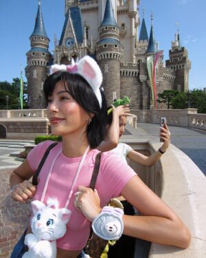 Molly Chiang Instagram - Back to my favorite place 🩷👯‍♀️🏰
-
我只能說現在可以發20張真的太爽了！！！
來迪士尼的照片真的不可能只是發10張耶！！！
與我的Sister @aaron77926 回到我最愛的地方！！！
我今天是瑪莉貓🩷
小安是恐龍泡泡龍？😂

但這次的重點不是DisneyLand
是明天要去的迪士尼海洋 !!!!!!
因為我們終於買到了假期套票（痛哭）
我終於可以去新園區《夢幻泉鄉》了！！！
但假期套票第一天一定要來樂園先玩😂
是住在迪士尼兩天一夜的行程
所以今天的樂園只是過場（？）

欸重點是今天的迪士尼樂園是我有史以來來過人潮最少的🤣
因為全世界的人都去迪士尼海洋了
真的人少到離譜那種耶
可想而知明天海洋會有多少人😳

我想今晚會興奮到睡不著了
我告訴你們
為了新園區
我的穿搭真的非常Ready!!!!!
史上最Ready 那種
沒在開玩笑那種
而且細節非常多🤣
我好期待！！！！！！
我真的好期待！！！！！
有感受到我興奮跟期待嗎？😂

我覺得長髮公主的設施我一定會玩到哭
那個天燈！！！！
OMG 你們懂吧！！！！！
我真的好期待！！！！！

P.S. 今日在樂園達成茉莉公主給我飛吻人生已圓滿
然後有在看懂第五張照片是壞母后跟灰姑娘嗎？😏