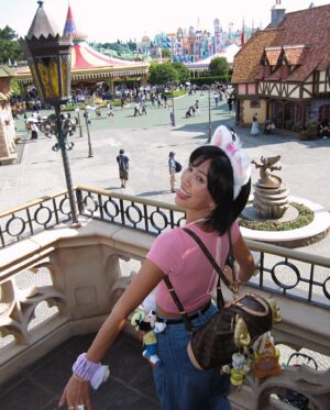 Molly Chiang Instagram - Back to my favorite place 🩷👯‍♀️🏰
-
我只能說現在可以發20張真的太爽了！！！
來迪士尼的照片真的不可能只是發10張耶！！！
與我的Sister @aaron77926 回到我最愛的地方！！！
我今天是瑪莉貓🩷
小安是恐龍泡泡龍？😂

但這次的重點不是DisneyLand
是明天要去的迪士尼海洋 !!!!!!
因為我們終於買到了假期套票（痛哭）
我終於可以去新園區《夢幻泉鄉》了！！！
但假期套票第一天一定要來樂園先玩😂
是住在迪士尼兩天一夜的行程
所以今天的樂園只是過場（？）

欸重點是今天的迪士尼樂園是我有史以來來過人潮最少的🤣
因為全世界的人都去迪士尼海洋了
真的人少到離譜那種耶
可想而知明天海洋會有多少人😳

我想今晚會興奮到睡不著了
我告訴你們
為了新園區
我的穿搭真的非常Ready!!!!!
史上最Ready 那種
沒在開玩笑那種
而且細節非常多🤣
我好期待！！！！！！
我真的好期待！！！！！
有感受到我興奮跟期待嗎？😂

我覺得長髮公主的設施我一定會玩到哭
那個天燈！！！！
OMG 你們懂吧！！！！！
我真的好期待！！！！！

P.S. 今日在樂園達成茉莉公主給我飛吻人生已圓滿
然後有在看懂第五張照片是壞母后跟灰姑娘嗎？😏