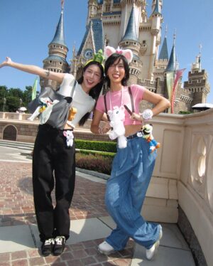 Molly Chiang Instagram - Back to my favorite place 🩷👯‍♀️🏰
-
我只能說現在可以發20張真的太爽了！！！
來迪士尼的照片真的不可能只是發10張耶！！！
與我的Sister @aaron77926 回到我最愛的地方！！！
我今天是瑪莉貓🩷
小安是恐龍泡泡龍？😂

但這次的重點不是DisneyLand
是明天要去的迪士尼海洋 !!!!!!
因為我們終於買到了假期套票（痛哭）
我終於可以去新園區《夢幻泉鄉》了！！！
但假期套票第一天一定要來樂園先玩😂
是住在迪士尼兩天一夜的行程
所以今天的樂園只是過場（？）

欸重點是今天的迪士尼樂園是我有史以來來過人潮最少的🤣
因為全世界的人都去迪士尼海洋了
真的人少到離譜那種耶
可想而知明天海洋會有多少人😳

我想今晚會興奮到睡不著了
我告訴你們
為了新園區
我的穿搭真的非常Ready!!!!!
史上最Ready 那種
沒在開玩笑那種
而且細節非常多🤣
我好期待！！！！！！
我真的好期待！！！！！
有感受到我興奮跟期待嗎？😂

我覺得長髮公主的設施我一定會玩到哭
那個天燈！！！！
OMG 你們懂吧！！！！！
我真的好期待！！！！！

P.S. 今日在樂園達成茉莉公主給我飛吻人生已圓滿
然後有在看懂第五張照片是壞母后跟灰姑娘嗎？😏