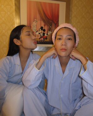 Molly Chiang Instagram - Back to my favorite place 🩷👯‍♀️🏰
-
我只能說現在可以發20張真的太爽了！！！
來迪士尼的照片真的不可能只是發10張耶！！！
與我的Sister @aaron77926 回到我最愛的地方！！！
我今天是瑪莉貓🩷
小安是恐龍泡泡龍？😂

但這次的重點不是DisneyLand
是明天要去的迪士尼海洋 !!!!!!
因為我們終於買到了假期套票（痛哭）
我終於可以去新園區《夢幻泉鄉》了！！！
但假期套票第一天一定要來樂園先玩😂
是住在迪士尼兩天一夜的行程
所以今天的樂園只是過場（？）

欸重點是今天的迪士尼樂園是我有史以來來過人潮最少的🤣
因為全世界的人都去迪士尼海洋了
真的人少到離譜那種耶
可想而知明天海洋會有多少人😳

我想今晚會興奮到睡不著了
我告訴你們
為了新園區
我的穿搭真的非常Ready!!!!!
史上最Ready 那種
沒在開玩笑那種
而且細節非常多🤣
我好期待！！！！！！
我真的好期待！！！！！
有感受到我興奮跟期待嗎？😂

我覺得長髮公主的設施我一定會玩到哭
那個天燈！！！！
OMG 你們懂吧！！！！！
我真的好期待！！！！！

P.S. 今日在樂園達成茉莉公主給我飛吻人生已圓滿
然後有在看懂第五張照片是壞母后跟灰姑娘嗎？😏
