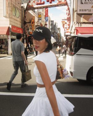 Molly Chiang Instagram - Back to the city 🤍
-
從夢幻泉鄉回到了東京市區
今天最開心就是買到好幾台新的CCD🥹
立刻在東京大拍特拍起來

吃到了跟我今天穿搭一樣白的白色蛋包飯😍
吃到了心心念念的千層蛋糕
吃到了超好吃的板前壽司
（怎麼都在吃？）

東京就跟迪士尼一樣
永遠來不膩
永遠探索不完😌

P.S. 今日東京穿搭純白俏麗小姑娘🤍
喜歡嗎😆