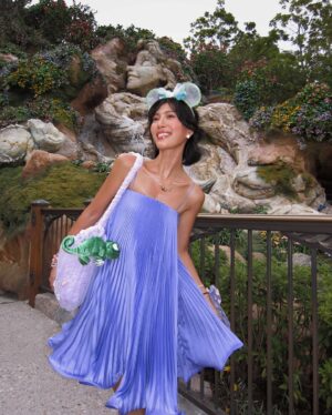 Molly Chiang Instagram - The perfect dress for Disneysea Fantasy Springs💜🩷💐 @selezzalondon 
-
#要看到最後一個影片
各位觀眾！！！
我終於來到了迪士尼海洋新園區《夢幻泉鄉》（噴淚）😭😍🥹

來你們說！！！
我的《夢幻泉鄉》穿搭是不是還算有在Ready！？😂
你們知道嗎我早在好幾個月以前這件洋裝就準備好了！！！
我可是為了符合《長髮公主Rapunzel 》Style準備了這套🤣
而且我細節很多！！！
重點是包包是我買了長髮公主的網紗袋
然後自己編織了紫色包再把網紗綁在外圍
是不是算有心🤣
到底要多Ready!!!!

然後你們有發現嗎
我的頭髮長到可以綁公主頭了耶😍☺️🤣
我今天是久違了好幾年綁了公主頭XD
雖然正面看不太出來啦😂

我必須說
雖然新園區一開始我最期待的是《長髮公主》設施
但是最讓我們眾人驚呼的竟然是《小飛俠彼得潘》！！！
我告訴你們小飛俠太厲害了😭
是痛哭流涕那種好玩跟感人
我們竟然玩到哭耶！？？？😂
當然Rapunzel天燈那一段我也是有哭
看到Rapunzel的高塔我也尖叫高八度
但小飛俠也哭我真的是感到很莫名震驚🤣
拜託你們來一定要都玩
新園區真的太強大了
細節滿到我無話可說
真的只能親自走一趟探索
好拍到拍掉我兩顆相機電池

假期套票真的是很厲害
新園區隨便你進
設施不用排隊五分鐘就玩到
還可以無限坐
如果能夠搶到是真的很值得
住進新園區的夢幻泉鄉飯店真的嚇死的漂亮
想不想看飯店另類開箱影片？😏

P.S. 陳太（小安）第二天的迪士尼已完全進入狀態，已被我同化，已被我徹底逼瘋。