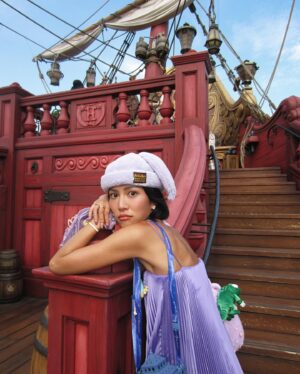 Molly Chiang Instagram - The perfect dress for Disneysea Fantasy Springs💜🩷💐 @selezzalondon 
-
#要看到最後一個影片
各位觀眾！！！
我終於來到了迪士尼海洋新園區《夢幻泉鄉》（噴淚）😭😍🥹

來你們說！！！
我的《夢幻泉鄉》穿搭是不是還算有在Ready！？😂
你們知道嗎我早在好幾個月以前這件洋裝就準備好了！！！
我可是為了符合《長髮公主Rapunzel 》Style準備了這套🤣
而且我細節很多！！！
重點是包包是我買了長髮公主的網紗袋
然後自己編織了紫色包再把網紗綁在外圍
是不是算有心🤣
到底要多Ready!!!!

然後你們有發現嗎
我的頭髮長到可以綁公主頭了耶😍☺️🤣
我今天是久違了好幾年綁了公主頭XD
雖然正面看不太出來啦😂

我必須說
雖然新園區一開始我最期待的是《長髮公主》設施
但是最讓我們眾人驚呼的竟然是《小飛俠彼得潘》！！！
我告訴你們小飛俠太厲害了😭
是痛哭流涕那種好玩跟感人
我們竟然玩到哭耶！？？？😂
當然Rapunzel天燈那一段我也是有哭
看到Rapunzel的高塔我也尖叫高八度
但小飛俠也哭我真的是感到很莫名震驚🤣
拜託你們來一定要都玩
新園區真的太強大了
細節滿到我無話可說
真的只能親自走一趟探索
好拍到拍掉我兩顆相機電池

假期套票真的是很厲害
新園區隨便你進
設施不用排隊五分鐘就玩到
還可以無限坐
如果能夠搶到是真的很值得
住進新園區的夢幻泉鄉飯店真的嚇死的漂亮
想不想看飯店另類開箱影片？😏

P.S. 陳太（小安）第二天的迪士尼已完全進入狀態，已被我同化，已被我徹底逼瘋。