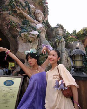 Molly Chiang Instagram - The perfect dress for Disneysea Fantasy Springs💜🩷💐 @selezzalondon 
-
#要看到最後一個影片
各位觀眾！！！
我終於來到了迪士尼海洋新園區《夢幻泉鄉》（噴淚）😭😍🥹

來你們說！！！
我的《夢幻泉鄉》穿搭是不是還算有在Ready！？😂
你們知道嗎我早在好幾個月以前這件洋裝就準備好了！！！
我可是為了符合《長髮公主Rapunzel 》Style準備了這套🤣
而且我細節很多！！！
重點是包包是我買了長髮公主的網紗袋
然後自己編織了紫色包再把網紗綁在外圍
是不是算有心🤣
到底要多Ready!!!!

然後你們有發現嗎
我的頭髮長到可以綁公主頭了耶😍☺️🤣
我今天是久違了好幾年綁了公主頭XD
雖然正面看不太出來啦😂

我必須說
雖然新園區一開始我最期待的是《長髮公主》設施
但是最讓我們眾人驚呼的竟然是《小飛俠彼得潘》！！！
我告訴你們小飛俠太厲害了😭
是痛哭流涕那種好玩跟感人
我們竟然玩到哭耶！？？？😂
當然Rapunzel天燈那一段我也是有哭
看到Rapunzel的高塔我也尖叫高八度
但小飛俠也哭我真的是感到很莫名震驚🤣
拜託你們來一定要都玩
新園區真的太強大了
細節滿到我無話可說
真的只能親自走一趟探索
好拍到拍掉我兩顆相機電池

假期套票真的是很厲害
新園區隨便你進
設施不用排隊五分鐘就玩到
還可以無限坐
如果能夠搶到是真的很值得
住進新園區的夢幻泉鄉飯店真的嚇死的漂亮
想不想看飯店另類開箱影片？😏

P.S. 陳太（小安）第二天的迪士尼已完全進入狀態，已被我同化，已被我徹底逼瘋。