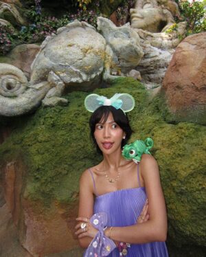 Molly Chiang Instagram - The perfect dress for Disneysea Fantasy Springs💜🩷💐 @selezzalondon 
-
#要看到最後一個影片
各位觀眾！！！
我終於來到了迪士尼海洋新園區《夢幻泉鄉》（噴淚）😭😍🥹

來你們說！！！
我的《夢幻泉鄉》穿搭是不是還算有在Ready！？😂
你們知道嗎我早在好幾個月以前這件洋裝就準備好了！！！
我可是為了符合《長髮公主Rapunzel 》Style準備了這套🤣
而且我細節很多！！！
重點是包包是我買了長髮公主的網紗袋
然後自己編織了紫色包再把網紗綁在外圍
是不是算有心🤣
到底要多Ready!!!!

然後你們有發現嗎
我的頭髮長到可以綁公主頭了耶😍☺️🤣
我今天是久違了好幾年綁了公主頭XD
雖然正面看不太出來啦😂

我必須說
雖然新園區一開始我最期待的是《長髮公主》設施
但是最讓我們眾人驚呼的竟然是《小飛俠彼得潘》！！！
我告訴你們小飛俠太厲害了😭
是痛哭流涕那種好玩跟感人
我們竟然玩到哭耶！？？？😂
當然Rapunzel天燈那一段我也是有哭
看到Rapunzel的高塔我也尖叫高八度
但小飛俠也哭我真的是感到很莫名震驚🤣
拜託你們來一定要都玩
新園區真的太強大了
細節滿到我無話可說
真的只能親自走一趟探索
好拍到拍掉我兩顆相機電池

假期套票真的是很厲害
新園區隨便你進
設施不用排隊五分鐘就玩到
還可以無限坐
如果能夠搶到是真的很值得
住進新園區的夢幻泉鄉飯店真的嚇死的漂亮
想不想看飯店另類開箱影片？😏

P.S. 陳太（小安）第二天的迪士尼已完全進入狀態，已被我同化，已被我徹底逼瘋。