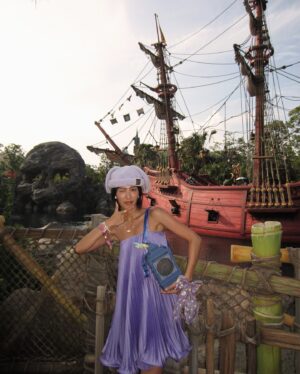 Molly Chiang Instagram - The perfect dress for Disneysea Fantasy Springs💜🩷💐 @selezzalondon 
-
#要看到最後一個影片
各位觀眾！！！
我終於來到了迪士尼海洋新園區《夢幻泉鄉》（噴淚）😭😍🥹

來你們說！！！
我的《夢幻泉鄉》穿搭是不是還算有在Ready！？😂
你們知道嗎我早在好幾個月以前這件洋裝就準備好了！！！
我可是為了符合《長髮公主Rapunzel 》Style準備了這套🤣
而且我細節很多！！！
重點是包包是我買了長髮公主的網紗袋
然後自己編織了紫色包再把網紗綁在外圍
是不是算有心🤣
到底要多Ready!!!!

然後你們有發現嗎
我的頭髮長到可以綁公主頭了耶😍☺️🤣
我今天是久違了好幾年綁了公主頭XD
雖然正面看不太出來啦😂

我必須說
雖然新園區一開始我最期待的是《長髮公主》設施
但是最讓我們眾人驚呼的竟然是《小飛俠彼得潘》！！！
我告訴你們小飛俠太厲害了😭
是痛哭流涕那種好玩跟感人
我們竟然玩到哭耶！？？？😂
當然Rapunzel天燈那一段我也是有哭
看到Rapunzel的高塔我也尖叫高八度
但小飛俠也哭我真的是感到很莫名震驚🤣
拜託你們來一定要都玩
新園區真的太強大了
細節滿到我無話可說
真的只能親自走一趟探索
好拍到拍掉我兩顆相機電池

假期套票真的是很厲害
新園區隨便你進
設施不用排隊五分鐘就玩到
還可以無限坐
如果能夠搶到是真的很值得
住進新園區的夢幻泉鄉飯店真的嚇死的漂亮
想不想看飯店另類開箱影片？😏

P.S. 陳太（小安）第二天的迪士尼已完全進入狀態，已被我同化，已被我徹底逼瘋。