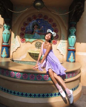 Molly Chiang Instagram - The perfect dress for Disneysea Fantasy Springs💜🩷💐 @selezzalondon 
-
#要看到最後一個影片
各位觀眾！！！
我終於來到了迪士尼海洋新園區《夢幻泉鄉》（噴淚）😭😍🥹

來你們說！！！
我的《夢幻泉鄉》穿搭是不是還算有在Ready！？😂
你們知道嗎我早在好幾個月以前這件洋裝就準備好了！！！
我可是為了符合《長髮公主Rapunzel 》Style準備了這套🤣
而且我細節很多！！！
重點是包包是我買了長髮公主的網紗袋
然後自己編織了紫色包再把網紗綁在外圍
是不是算有心🤣
到底要多Ready!!!!

然後你們有發現嗎
我的頭髮長到可以綁公主頭了耶😍☺️🤣
我今天是久違了好幾年綁了公主頭XD
雖然正面看不太出來啦😂

我必須說
雖然新園區一開始我最期待的是《長髮公主》設施
但是最讓我們眾人驚呼的竟然是《小飛俠彼得潘》！！！
我告訴你們小飛俠太厲害了😭
是痛哭流涕那種好玩跟感人
我們竟然玩到哭耶！？？？😂
當然Rapunzel天燈那一段我也是有哭
看到Rapunzel的高塔我也尖叫高八度
但小飛俠也哭我真的是感到很莫名震驚🤣
拜託你們來一定要都玩
新園區真的太強大了
細節滿到我無話可說
真的只能親自走一趟探索
好拍到拍掉我兩顆相機電池

假期套票真的是很厲害
新園區隨便你進
設施不用排隊五分鐘就玩到
還可以無限坐
如果能夠搶到是真的很值得
住進新園區的夢幻泉鄉飯店真的嚇死的漂亮
想不想看飯店另類開箱影片？😏

P.S. 陳太（小安）第二天的迪士尼已完全進入狀態，已被我同化，已被我徹底逼瘋。