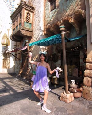 Molly Chiang Instagram - The perfect dress for Disneysea Fantasy Springs💜🩷💐 @selezzalondon 
-
#要看到最後一個影片
各位觀眾！！！
我終於來到了迪士尼海洋新園區《夢幻泉鄉》（噴淚）😭😍🥹

來你們說！！！
我的《夢幻泉鄉》穿搭是不是還算有在Ready！？😂
你們知道嗎我早在好幾個月以前這件洋裝就準備好了！！！
我可是為了符合《長髮公主Rapunzel 》Style準備了這套🤣
而且我細節很多！！！
重點是包包是我買了長髮公主的網紗袋
然後自己編織了紫色包再把網紗綁在外圍
是不是算有心🤣
到底要多Ready!!!!

然後你們有發現嗎
我的頭髮長到可以綁公主頭了耶😍☺️🤣
我今天是久違了好幾年綁了公主頭XD
雖然正面看不太出來啦😂

我必須說
雖然新園區一開始我最期待的是《長髮公主》設施
但是最讓我們眾人驚呼的竟然是《小飛俠彼得潘》！！！
我告訴你們小飛俠太厲害了😭
是痛哭流涕那種好玩跟感人
我們竟然玩到哭耶！？？？😂
當然Rapunzel天燈那一段我也是有哭
看到Rapunzel的高塔我也尖叫高八度
但小飛俠也哭我真的是感到很莫名震驚🤣
拜託你們來一定要都玩
新園區真的太強大了
細節滿到我無話可說
真的只能親自走一趟探索
好拍到拍掉我兩顆相機電池

假期套票真的是很厲害
新園區隨便你進
設施不用排隊五分鐘就玩到
還可以無限坐
如果能夠搶到是真的很值得
住進新園區的夢幻泉鄉飯店真的嚇死的漂亮
想不想看飯店另類開箱影片？😏

P.S. 陳太（小安）第二天的迪士尼已完全進入狀態，已被我同化，已被我徹底逼瘋。