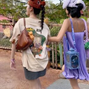 Molly Chiang Instagram - The perfect dress for Disneysea Fantasy Springs💜🩷💐 @selezzalondon 
-
#要看到最後一個影片
各位觀眾！！！
我終於來到了迪士尼海洋新園區《夢幻泉鄉》（噴淚）😭😍🥹

來你們說！！！
我的《夢幻泉鄉》穿搭是不是還算有在Ready！？😂
你們知道嗎我早在好幾個月以前這件洋裝就準備好了！！！
我可是為了符合《長髮公主Rapunzel 》Style準備了這套🤣
而且我細節很多！！！
重點是包包是我買了長髮公主的網紗袋
然後自己編織了紫色包再把網紗綁在外圍
是不是算有心🤣
到底要多Ready!!!!

然後你們有發現嗎
我的頭髮長到可以綁公主頭了耶😍☺️🤣
我今天是久違了好幾年綁了公主頭XD
雖然正面看不太出來啦😂

我必須說
雖然新園區一開始我最期待的是《長髮公主》設施
但是最讓我們眾人驚呼的竟然是《小飛俠彼得潘》！！！
我告訴你們小飛俠太厲害了😭
是痛哭流涕那種好玩跟感人
我們竟然玩到哭耶！？？？😂
當然Rapunzel天燈那一段我也是有哭
看到Rapunzel的高塔我也尖叫高八度
但小飛俠也哭我真的是感到很莫名震驚🤣
拜託你們來一定要都玩
新園區真的太強大了
細節滿到我無話可說
真的只能親自走一趟探索
好拍到拍掉我兩顆相機電池

假期套票真的是很厲害
新園區隨便你進
設施不用排隊五分鐘就玩到
還可以無限坐
如果能夠搶到是真的很值得
住進新園區的夢幻泉鄉飯店真的嚇死的漂亮
想不想看飯店另類開箱影片？😏

P.S. 陳太（小安）第二天的迪士尼已完全進入狀態，已被我同化，已被我徹底逼瘋。