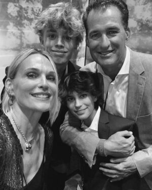 Molly Sims Instagram - @slevydirect @vancityreynolds & @thehughjackman thank you for making me the cool Mom/Aunt 😜 you guys MADE these boys entire year❤️ it’s SOOOOO FUN… what a ride
