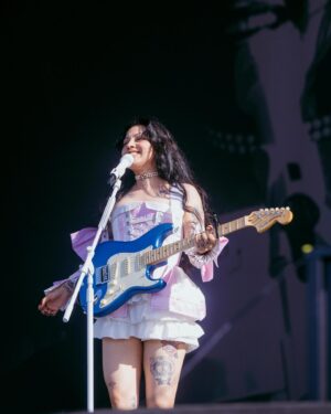 Mon Laferte Instagram - Ya se terminó la primera etapa del tour 
Soy otra 
Más bien, volví a ser la que era antes de embarazarme, pero a la vez distinta 
Me reencontré 
Volví a sentirme cantante 
Volví a sentirme linda 
Estoy inspirada 
Tengo sueño 
Quiero comerme el mundo 
Gracias infinitas 
Proxima parada Europa en Julio 
Les quiero 
Fotos @mayraortizph