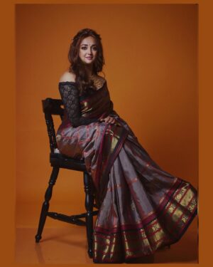 Monali Thakur Instagram - 🧡.. which one..? 💕
.
.
#monali #monalithakur #indianwedding #indianwear #ethnic #ambaniwedding #saree #gold #love #indiadiaries #itsallaboutlove #energy