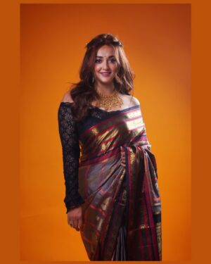 Monali Thakur Instagram - 🧡.. which one..? 💕
.
.
#monali #monalithakur #indianwedding #indianwear #ethnic #ambaniwedding #saree #gold #love #indiadiaries #itsallaboutlove #energy