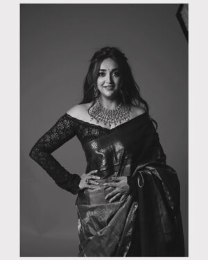 Monali Thakur Instagram - 🧡.. which one..? 💕
.
.
#monali #monalithakur #indianwedding #indianwear #ethnic #ambaniwedding #saree #gold #love #indiadiaries #itsallaboutlove #energy