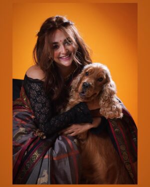 Monali Thakur Instagram - Credits.. 🤍🧚🏻‍♀️😛
Photobomber - #akithakur .
Hairstylist - @jeena_bax .
Makeup - Me .
Stylist - Me.
Saree - Kanakavalli.
Jewellery - Tanishq