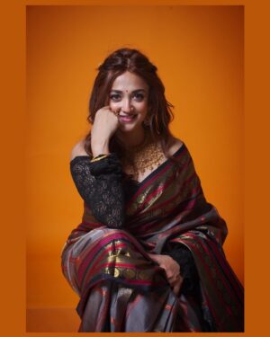Monali Thakur Instagram - 🧡.. which one..? 💕
.
.
#monali #monalithakur #indianwedding #indianwear #ethnic #ambaniwedding #saree #gold #love #indiadiaries #itsallaboutlove #energy