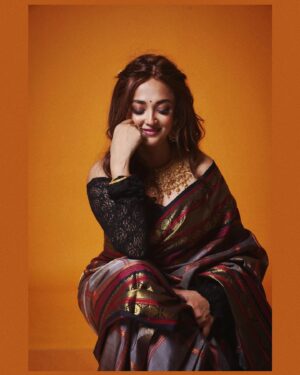 Monali Thakur Instagram - 🧡.. which one..? 💕
.
.
#monali #monalithakur #indianwedding #indianwear #ethnic #ambaniwedding #saree #gold #love #indiadiaries #itsallaboutlove #energy