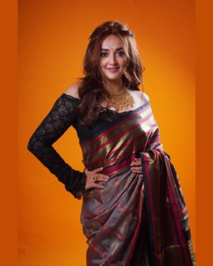 Monali Thakur Instagram - 🧡.. which one..? 💕
.
.
#monali #monalithakur #indianwedding #indianwear #ethnic #ambaniwedding #saree #gold #love #indiadiaries #itsallaboutlove #energy