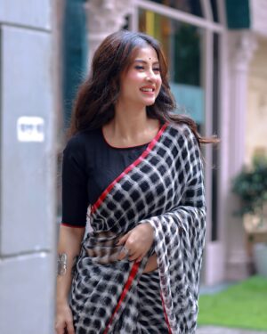 Monami Ghosh Instagram - ২২ শে শ্রাবণ … মায়ের শাড়ি… একটু বৃষ্টি.. আর পদাতিক..আর কি চাই!

Styling by #momis
Mkup @sunetra__paul 
Hair @sandip_nag