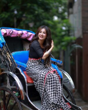 Monami Ghosh Instagram - ২২ শে শ্রাবণ … মায়ের শাড়ি… একটু বৃষ্টি.. আর পদাতিক..আর কি চাই!

Styling by #momis
Mkup @sunetra__paul 
Hair @sandip_nag