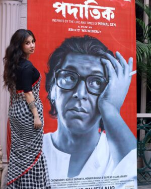 Monami Ghosh Instagram - ২২ শে শ্রাবণ … মায়ের শাড়ি… একটু বৃষ্টি.. আর পদাতিক..আর কি চাই!

Styling by #momis
Mkup @sunetra__paul 
Hair @sandip_nag