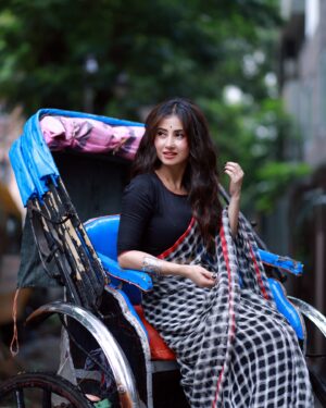 Monami Ghosh Instagram - ২২ শে শ্রাবণ … মায়ের শাড়ি… একটু বৃষ্টি.. আর পদাতিক..আর কি চাই!

Styling by #momis
Mkup @sunetra__paul 
Hair @sandip_nag