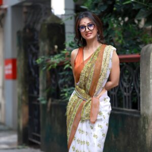 Monami Ghosh Instagram - When you are borrowing your mejo mashimoni’s saree for the promotion.. you are borrowing extra love, blessing and a lil bit of glass skin❤️