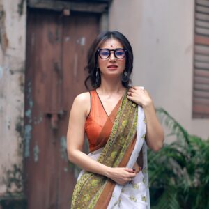 Monami Ghosh Instagram - When you are borrowing your mejo mashimoni’s saree for the promotion.. you are borrowing extra love, blessing and a lil bit of glass skin❤️