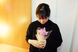 Mone Kamishiraishi Instagram - 千と千尋の神隠し、ロンドンコロシアムにて大千穐楽を迎えることができました！お稽古から数えると半年以上の月日をみんなで走り切り、とにかくほっとしています。
貴重な経験と学びに、生涯大切にしたい出会いの数々に、たくさんの温かいお心添えに、そして敬愛するカンパニーの皆さまに、心から感謝します。ありがとうございました！💐

Our final performance of “Spirited Away” has ended at London Coliseum last night. Thank you so much for all the precious memories. I’ll treasure them for the rest of my life 🫶