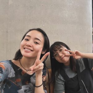 Mone Kamishiraishi Instagram - 藤原さんがロンドンに！短い滞在で私よりよっぽど詳しくなって去っていきました。驚異的な歩数を日々叩き出してて格好良かった
おかげで幸せな時間を過ごせました。何が起きても、何も起きなくても楽しくおもしろく一緒にいられる人です、ラブ
あと最近夢でメロンパン食べてたんだけどたぶんこのバッグのせい