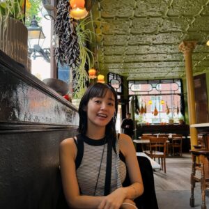 Mone Kamishiraishi Instagram - 藤原さんがロンドンに！短い滞在で私よりよっぽど詳しくなって去っていきました。驚異的な歩数を日々叩き出してて格好良かった
おかげで幸せな時間を過ごせました。何が起きても、何も起きなくても楽しくおもしろく一緒にいられる人です、ラブ
あと最近夢でメロンパン食べてたんだけどたぶんこのバッグのせい