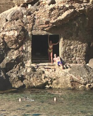 Monet Mazur Instagram - living. 🐚⚓️🛟🌊🦀🇪🇸