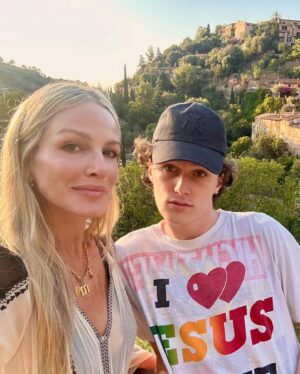 Monet Mazur Instagram - living. 🐚⚓️🛟🌊🦀🇪🇸