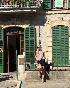 Monet Mazur Instagram - living. 🐚⚓️🛟🌊🦀🇪🇸