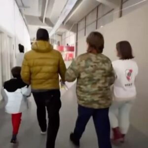 Mónica Antonópulos Instagram - @riversinbarreras @riverplate ❣️Lo  que  para muchas personas es algo fácil y simple como poder asistir a un evento deportivo o recitales y disfrutar,  para otros significa mucho trabajo y termina siendo aveces imposible de vivir esa experiencia .
 @riverplate @riversinbarreras  hicieron posible con mucho trabajo y compromiso en contar con un palco distendido para personas neurodivergentes ( no neurotipicas TEA/ TDA …) como tanbien también me mostraron acceso en tribunas a personas con capacidad reducida ❣️. Cuando realmente hablamos de una sociedad más inclusiva hablamos de esto, aquí no se trata de un slogan lindo si no realmente DE TODO EL COMPROMISO QUE CONLLEVA LLEVAR ESTO ADELANTE Y QUE REALMENTE FUNCIONE :  inversión, trabajo y compromiso en instalaciónes, capacitación, elementos , anticipación , para que realmente la experiencia sea disfrutable .  @riverplate @riversinbarreras . Lo hicieron posible !!! Ojalá que más clubes y espacios tomen este compromiso de  hacer su aporte a una sociedad más accesible para todos .  https://www.instagram.com/stefanodcdc/. ❣️ AYER EL MUNDO SE VOLVIÓ MÁS AMABLE X UN RATO ❣️❣️ gracias @facilitarte.comunidad por el trabajo de día a día acompañando a mi hijo en sus desafíos y fortaleciendo su autoestima,acercando puentes y concluyendo en esta noche soñada ! AGUANTE RIVER CARAJO!