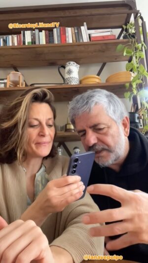 Mónica Antonópulos Instagram - DOMINGO RETROGRADO: Lo Erótico, Los planetas, los nietos, el ocaso del éxito, el domingo, El Alberto y la pornografía TODO Un puchero esta familia 

🔥 COMPARTA Y COMENTE PARA QUE GIRE LA RUEDA 
🏆 DEJE SUS CAFECITOS PARA SEGUIR CRECIENDO 

@samsungargentina #S24 
#microficción #metaficcion #ricardoylilianatv