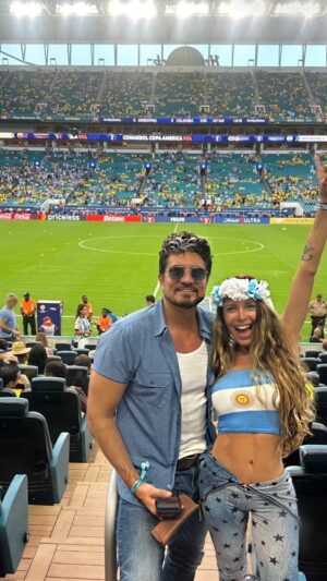 Mónica Ayos Instagram - 🇦🇷❤️‍🔥🙏🏻(versión veloz🌪️🎬, mix de lo vivido) 

🏆Gracias #lionelscaloni por esta ERA INOLVIDABLE ...gracias por estas alegrías a ustedes selección campeones de la vidaaa. Ellos... desde la #copaamerica pasada🏆 pasando por el mundial ⭐️⭐️⭐️y nuevamente ahora bicambeones 🏆🏆nos vienen emocionando de manera inolvidable. Ustedes fueron quienes post pandemia nos dieron la alegría de ser #campeonesdelmundo ❤️‍🔥🇦🇷y volvimos a sonreír, y ustedes son quienes unen a un pueblo desde el amor y sin diferencias abrazan a todo un País y a quienes por diferentes razones vivimos en distintas partes del 🗺️🌍🌎🌏. Gracias maestro #scaloni por ser hacedor de una Era inolvidable de jugadores en su mejor versión.
 lioscaloni @leomessi @emi_martinez26 @garnacho7 @angeldimariajm @lautaromartinez  @rodridepaul @enzojfernandez @lisandromartinezzz @alemacallister @leandroparedes20 @cutiromero2 @nicolasotamendi30 @nicoigonzalez @gonzalo_montiel29 @locelsogiovani @nahuelmolina35 @marcos.acuna10 @tagliafico3 @guiido_rodriguez @exepalaciosok @valencarboni_  @juliaanalvarez @la.scaloneta.oficial @afaseleccionen #copaamerica #argentinacampeon #argentina🇦🇷 #argentina #argentinacampeondelmundo #argentina🇦🇷 #colombiavsargentina #argentinavscolombia #argentinas #hardrockstadium @afaseleccion #finalcopaamerica #scaloni #acaloneta #liomessi #leomessi #messi #dibu #emilianomartinez #elmejorarquerodelmundo