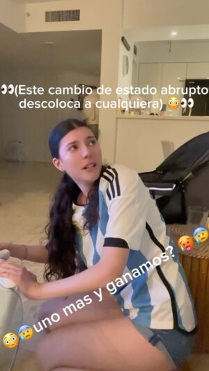 Mónica Ayos Instagram - Victoria Olivera Ayos frente a los penales de anoche... 🙏🏻♥️♈️❤️‍🔥🙌🏻🇦🇷⚽️
Estas reacciones según ustedes, merecían un feed. 🧘🏻‍♀️🧘🏼‍♀️
Con el permiso de @vickydoll22 (que en lo cotidiano es exactamente lo opuesto a lo que le sale de las entrañas cada vez que juega la selección)  con su consentimiento se los compartimos. 
DATO: Para todos lo q preguntaron "como fueron sus reacciones en el mundial" 👉🏻lo tienen en mis reels de esa epoca  #mundial2022 ⚽️❤️‍🔥🙏🏻🫣♈️🇦🇷👀
 #copaamerica #copaamerica2024 @federicoayos @diegooliveraok  #seleccionargentina #dibumartinez #penales