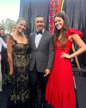 Mónica Hoyos Instagram - Aqui te dejo un poquito para que compartas conmigo algunos momentos de lo que vivimos ayer en @fundacionstarlite con sabor a Mexico @lunalozanoo  y una servidora, mil gracias por permitirnos ayudar @sandrastarlite  @antoniobanderas 💕

Vestidazo @virginiavald 
Zapatos y bolso @martinellishoes
