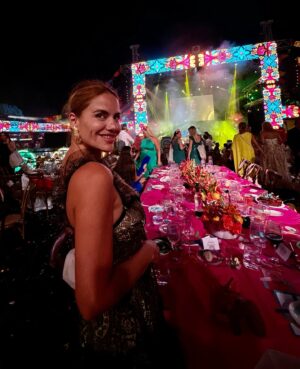 Mónica Hoyos Instagram - Aqui te dejo un poquito para que compartas conmigo algunos momentos de lo que vivimos ayer en @fundacionstarlite con sabor a Mexico @lunalozanoo  y una servidora, mil gracias por permitirnos ayudar @sandrastarlite  @antoniobanderas 💕

Vestidazo @virginiavald 
Zapatos y bolso @martinellishoes