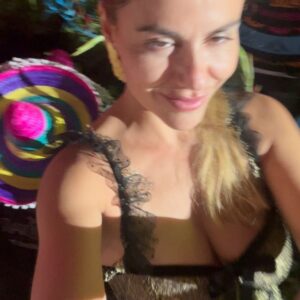 Mónica Hoyos Instagram - Aqui te dejo un poquito para que compartas conmigo algunos momentos de lo que vivimos ayer en @fundacionstarlite con sabor a Mexico @lunalozanoo  y una servidora, mil gracias por permitirnos ayudar @sandrastarlite  @antoniobanderas 💕

Vestidazo @virginiavald 
Zapatos y bolso @martinellishoes
